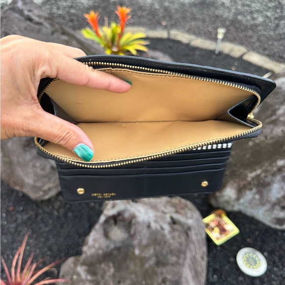 Henri Bendel New York Zip Around Wallet Black & Cream Gold Hardware - Picture 11 of 14